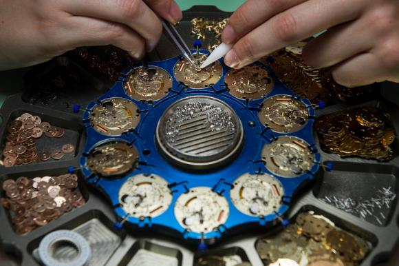 Nell immagine la fabbricazione di orologi in quarzo. Orologio che compie 50 anni