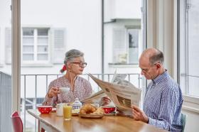 Senioren lesen Zeitung