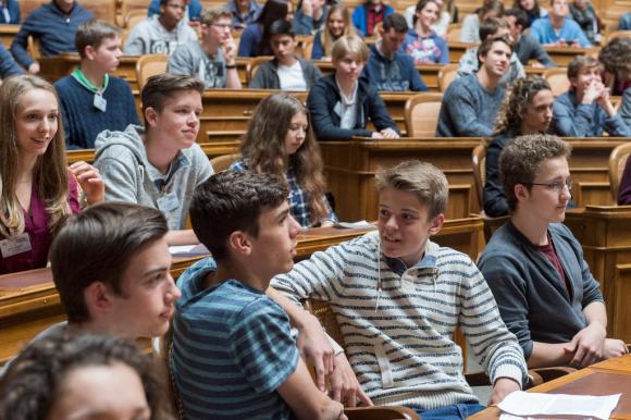 Studenti di scuola secondaria del canton Friborgo in visita a Palazzo federale nel 2015.