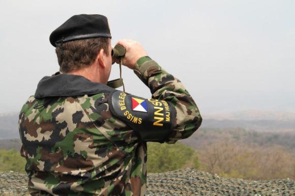 Soldato svizzero in un posto di osservazione sul lato sudcoreano dell’area demilitarizzata.