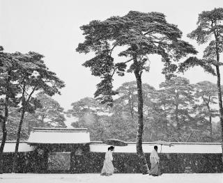 monaci sotto la neve all interno del tempio Meji a Tokyo