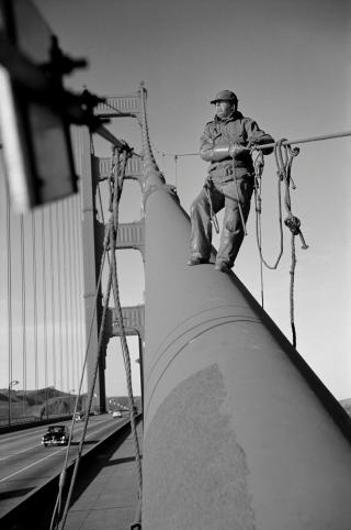 lavoratore sul Golden Gate Bridge
