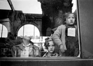 bambini ungheresi dietro al finestrino di un treno a Budapest