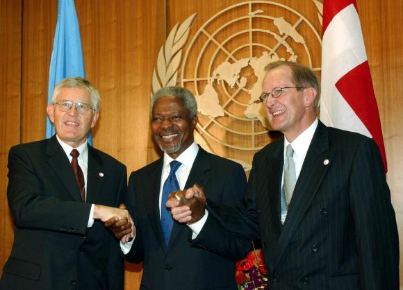 UN Secretary General Kofi Annan shakes hands of then Swiss president Kaspar Villiger and foreign minister Joseph Deiss.