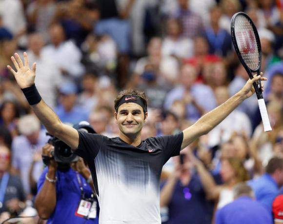 Roger Federer enjoying applause
