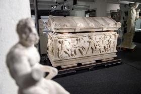 il sarcofago romano sequestrato al porto franco di Ginevra