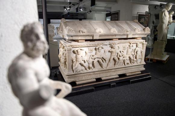 il sarcofago romano sequestrato al porto franco di Ginevra