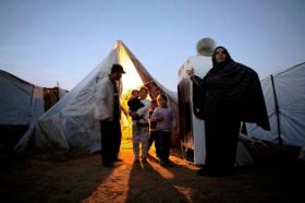 Eine Palästinenserfamilie vor einem Zelt