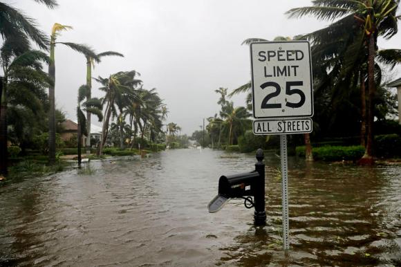 Una strada di Naples in Florida completamente allagata dal passaggio dell urgano Irma
