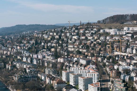Una panoramica di Zurigo: in Svizzera continuano ad aumentare le case e appartamenti vuoti.