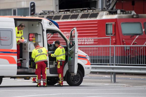 Operatori sanitari in azione alla stazione di Andermatt dove una trentina di persone sono rimaste ferite