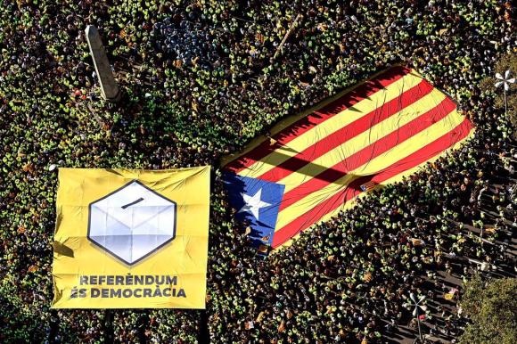 manifestazione degli indipendentisti catalani a barcellona vista dall alto con due maxi bandiere, una catalana e una proreferend