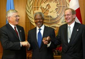 L allora segretario generale dell ONU Kofi Annan con il presidente della Confederazione Kaspar Villiger e Joseph Deiss