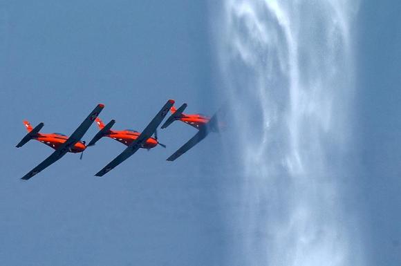tre pilatus pc-7 in volo