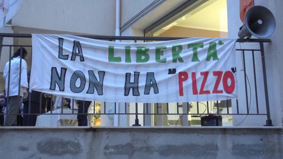 Un lenzuolo appeso a una terrazza a Reggio Calabria che dice La libertà non ha pizzo