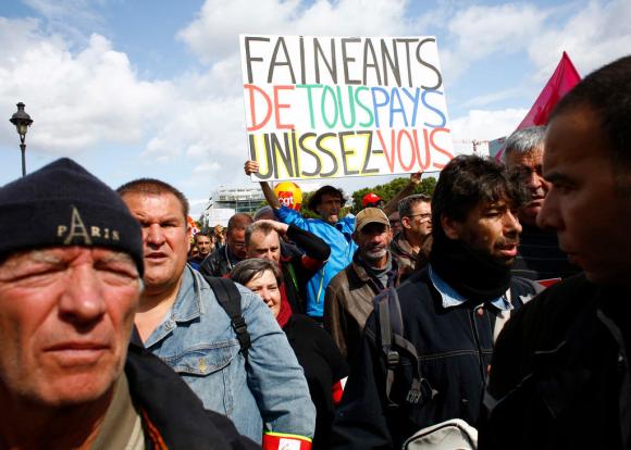manifestanti a Parigi contro la riforma della legge sul lavoro