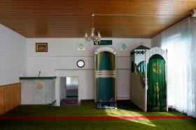 Blick ins Innere einer Moschee.