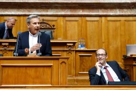 I deputati Adrian Amstutz e Martin Candinas durante il dibattito alla Camera del popolo.