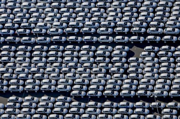 In un immagine d archivio, decine di auto nuove fuori dallo stabilimento Porsche di Lipsia