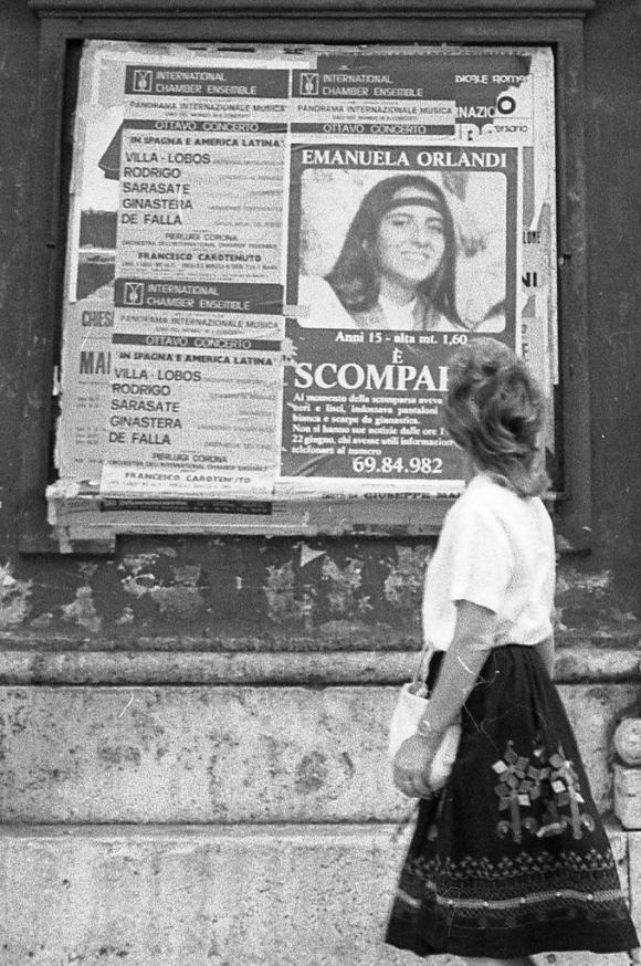 Un manifesto che segnala la scomparsa di Emanuela Orlandi in un immagine d archivio.