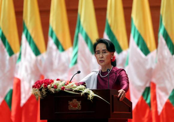 La leader birmana Aung San Suu Kyi durante il suo discorso trasmesso dalle tv nazionali