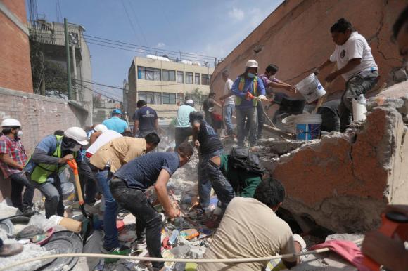 Volontari scavano tra le macerie dopo il terremoto che ha colpito il Messico