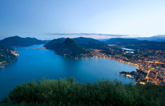 Una panoramica del golfo di Lugano vista dal Monte Brè