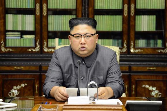 Nell immagine il leader nordcoreano Kim Jong Un che ha nuovamente minacciato di lanciare una bomba all idrogeno sul Pacifico