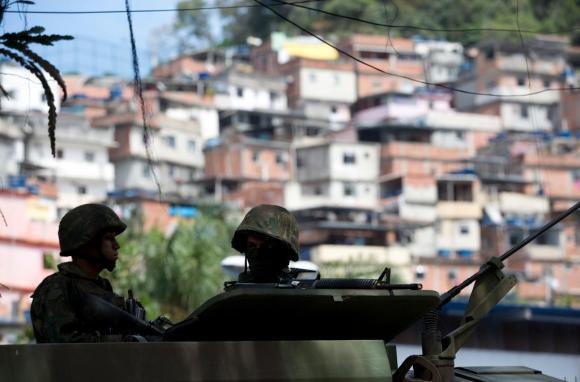 militari di pattuglia nella favela Rocinha