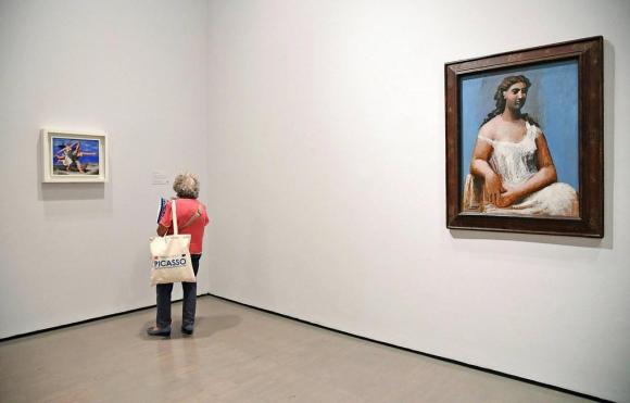 due quadri di picasso in mostra a Roma con una donna che li ammira
