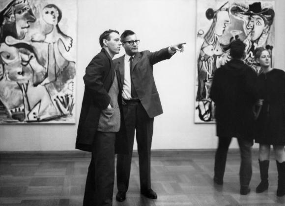 Franz Meyer, Direktor des Kunstmuseums Basel (rechts), und Lukas Burckhardt von der Basler Kantonsregierung 1967.