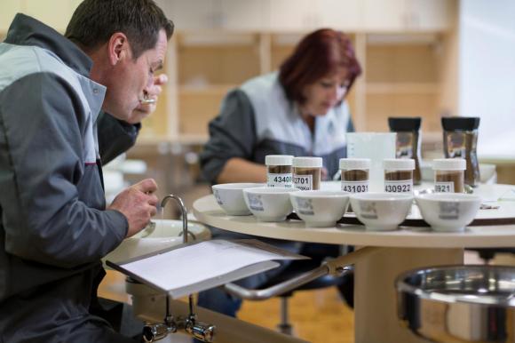 Dei collaboratori testano il caffè di Nescafe dans l usine de Nestle à Orbe.