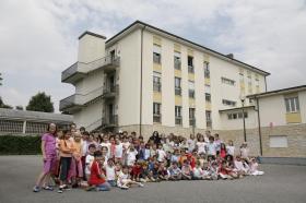 bambini sul piazzale della scuola svizzera bergamo