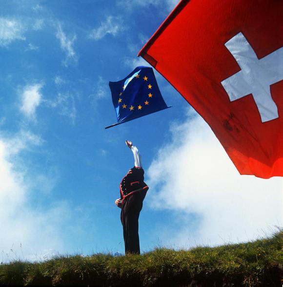 Sbandieratore con bandiere svizzera e dell UE
