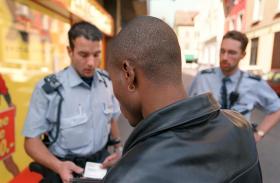 Une personne noire contrôlée par deux policiers