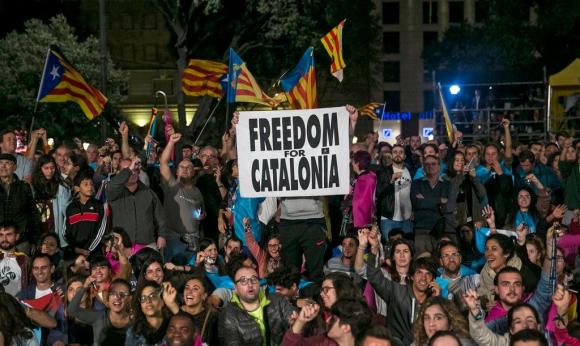I catalani in piazza ieri sera per festeggiare il voto sull indipendenza