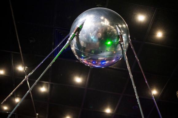 Una copia dello Sputnik 1 conservato al Museo di cosmonautica a Mosca. Con il suo lanciò iniziò la corsa verso lo spazio