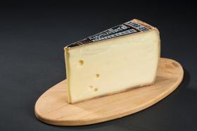 fetta di formaggio su un tagliere