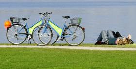 due biciclette parcheggiate in riva al lago