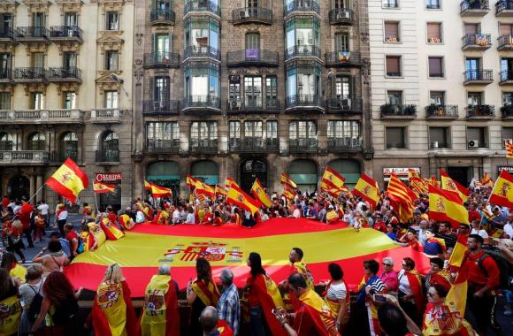 Centinania di migliaia di persone fedeli a Madrid sfilano a Barcellona