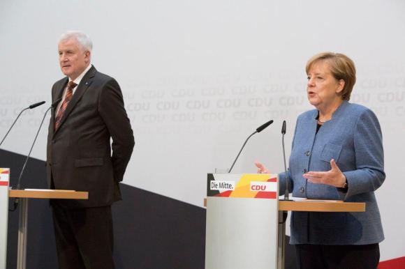 Angela Merkel e Horst Seehofer in conferenza stampa dopo il loro incontro a porte chiuse