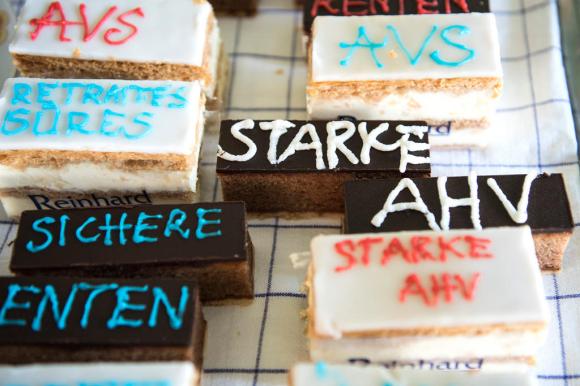 Cake-Stücke mit Aufschrift Starke AHV und Sichere Renten