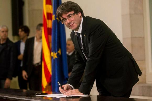 Presidente catalano carles puigdemont mentre firma il documento dell indipendenza della catalogna