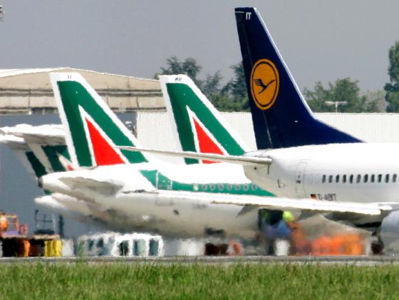 Aerei in fila. visibili logo di Alitalia e di Lufthansa