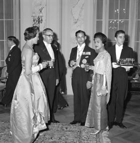 Max Petitpierre e la moglie con la coppia reale thailandese Bhumibol Adulyadej e Sirikit Kitigakara, tutti in tenuta da sera.