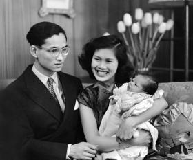 Re Bhumibol Adulyadej e la regina Sirikit Kitigakara che tiene in braccio la neonata figlia Ubol Ratana