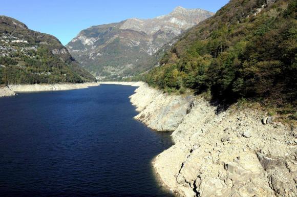 Il Lago di Vogorno in un immagine d archivio (siccità dell ottobre 2011)