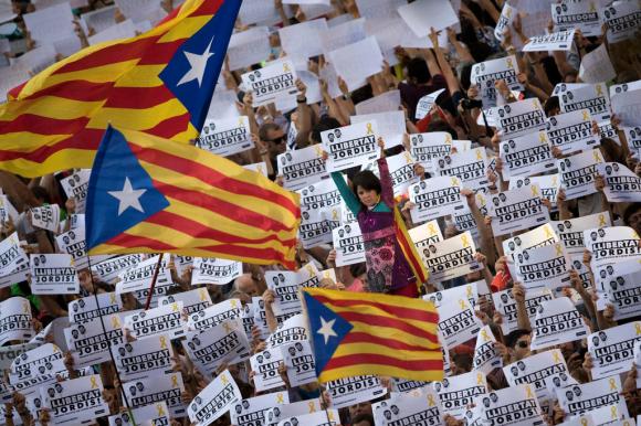 Quasi mezzo milione di persone hanno invaso le strade di Barcellona per protestare contro la decisione di Madrid