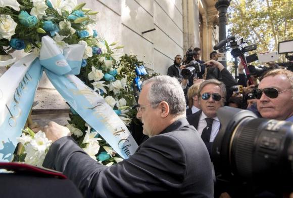 Il presidente della lazio lotito depone una corona di fiori davanti alla sinagoga di Roma