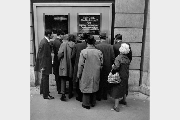Coda davanti al primo bancomat in Svizzera, il 1° novembre 1967.